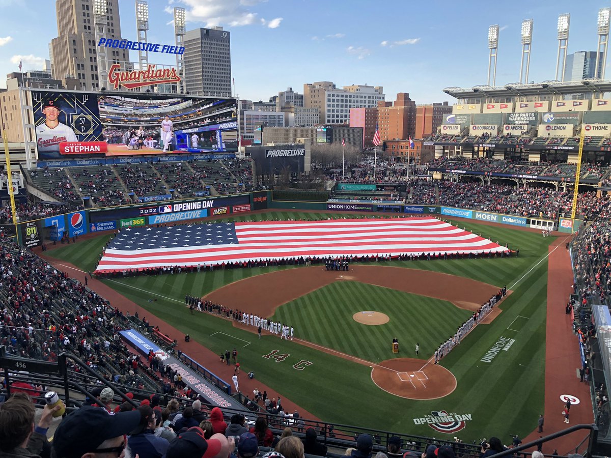 EricMorasse's tweet photo. Quelle expérience d’assister au match d’ouverture des Guardians de Cleveland. En plus en bonne compagnie d’@anthonymarcotte et de Pierre Dionne https://t.co/3fzQq7CgOE