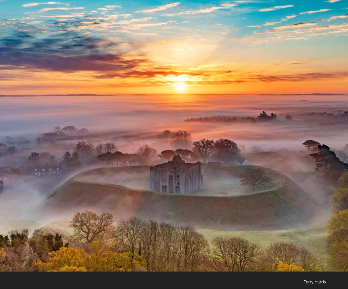 BlunsdonCommun1's tweet photo. Amazing photo in the newspaper today. Castle Rising in Norfolk - a gorgeous mediaeval site. Happy Easter everyone. England is SO beautiful. https://t.co/WO4RYdHgge