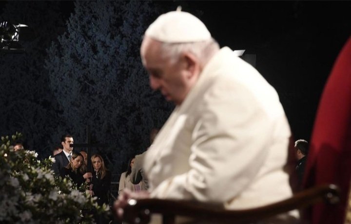 kerigmaCuba's tweet photo. La paz del Señor sigue el camino de la mansedumbre y de la cruz: es hacerse cargo de los demás. Cristo, de hecho, ha tomado sobre sí nuestro mal, nuestro pecado y nuestra muerte. Así nos ha liberado. Su paz no es fruto de algún acuerdo, sino que nace del don de sí.

#ViernesSanto https://t.co/PTxS0RinQg