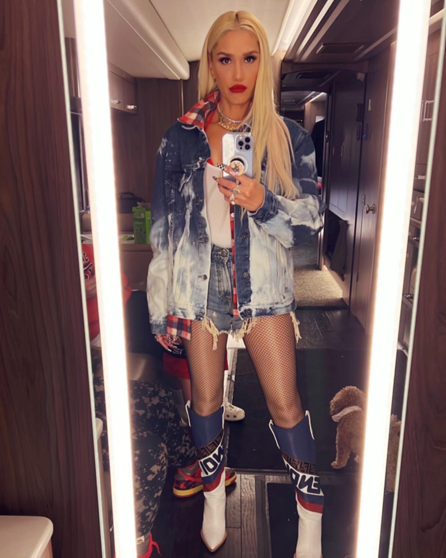 Gwen Stefani on Twitter "thx for letting me crash ur party 🤠