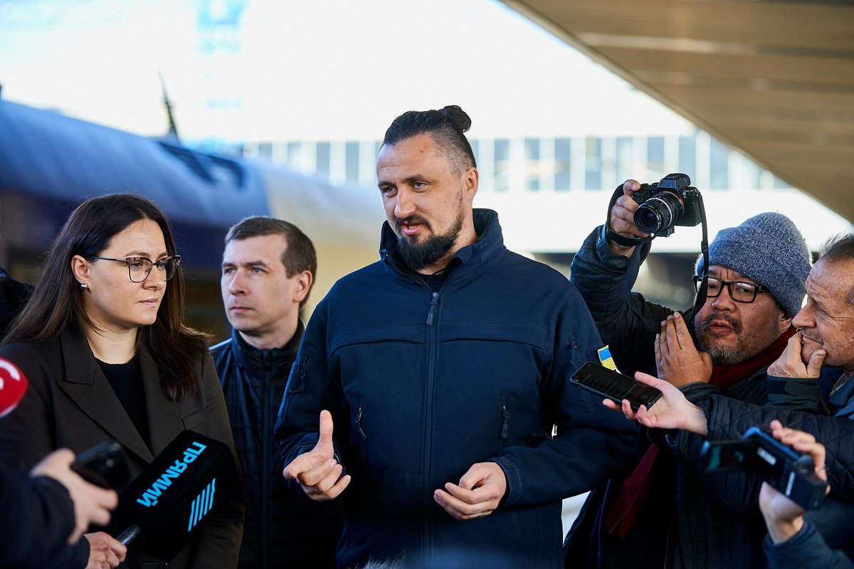 AKamyshin's tweet image. First train to #Chernihiv today. Infrastructure repaired in 7 days, including one bridge. Railway connection accelerates faster return of the town to normal life and work.