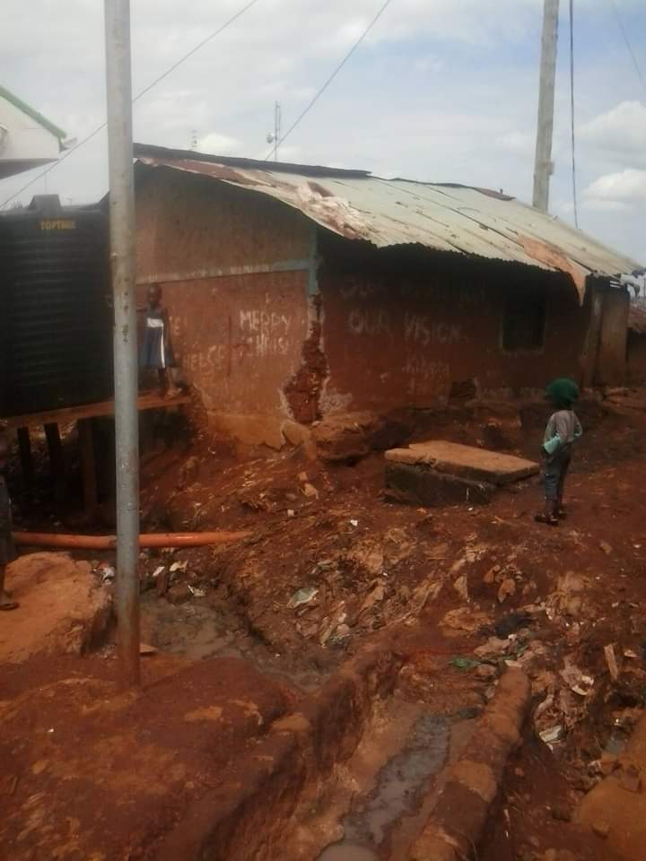 DrMunyaka's tweet photo. I come in peace. This is Kibra where the @TheODMparty party leader @RailaOdinga was MP for over 30 years. Kibra is just a Constituency but for the over 30 years Raila was MP and later prime Minister, its condition never changed. Kenyans are wise. @WilliamsRuto @MusaliaMudavadi https://t.co/vMYs2igVCb