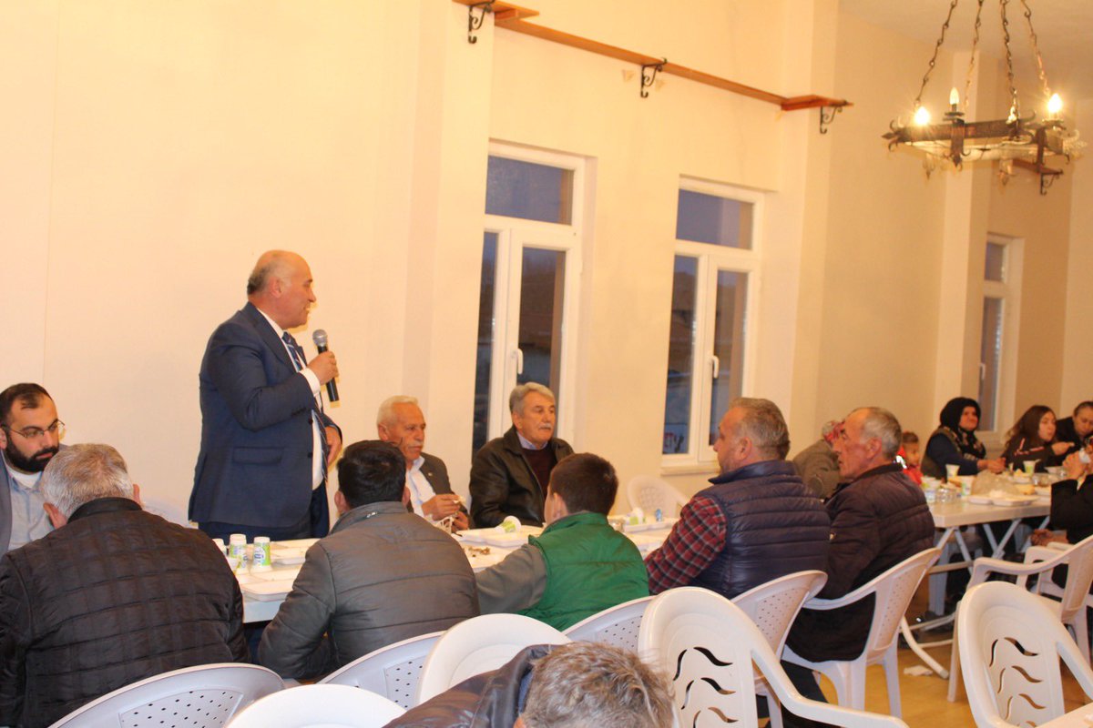 erdalsanli26's tweet photo. Bu gün iftar soframızı Han Tarihi Yazılıkaya mahallemizde kurduk,Ekmeğimizi,Aşımızı hemşehrilerimizle paylaştık.İftar soframızda sevgiyle,dayanışma içinde hep birlikte yan yana,can canayız.#Yazılıkaya #Midascity #Hanbelediyesi https://t.co/D0fJLjHcTn