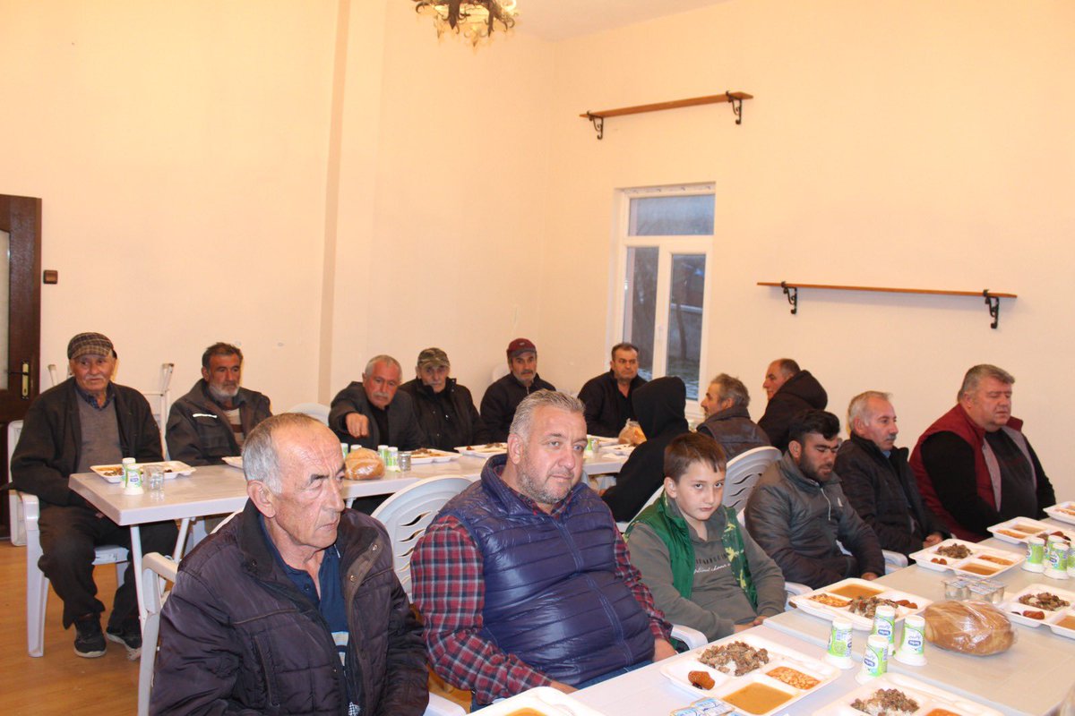 erdalsanli26's tweet photo. Bu gün iftar soframızı Han Tarihi Yazılıkaya mahallemizde kurduk,Ekmeğimizi,Aşımızı hemşehrilerimizle paylaştık.İftar soframızda sevgiyle,dayanışma içinde hep birlikte yan yana,can canayız.#Yazılıkaya #Midascity #Hanbelediyesi https://t.co/D0fJLjHcTn