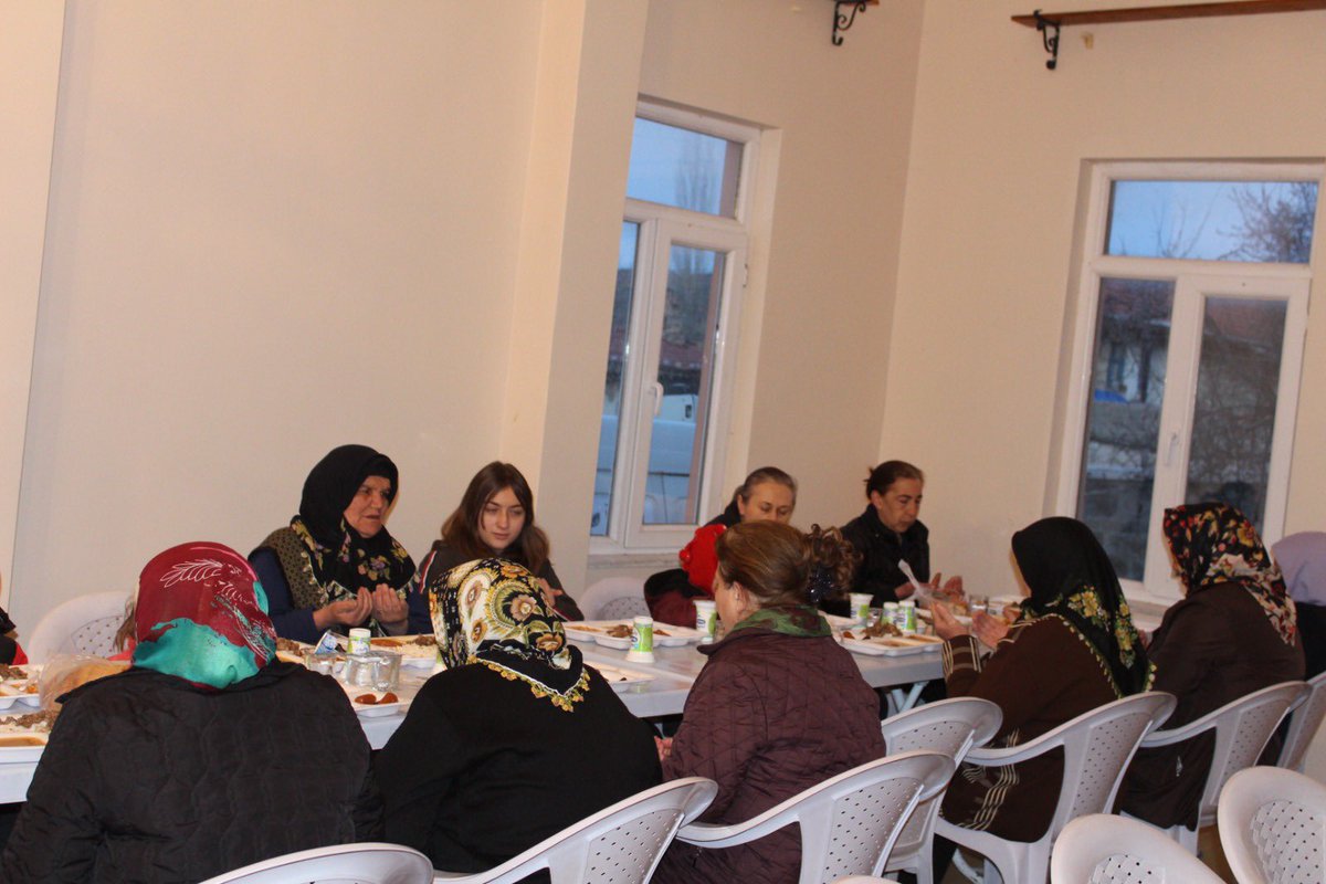 erdalsanli26's tweet photo. Bu gün iftar soframızı Han Tarihi Yazılıkaya mahallemizde kurduk,Ekmeğimizi,Aşımızı hemşehrilerimizle paylaştık.İftar soframızda sevgiyle,dayanışma içinde hep birlikte yan yana,can canayız.#Yazılıkaya #Midascity #Hanbelediyesi https://t.co/D0fJLjHcTn