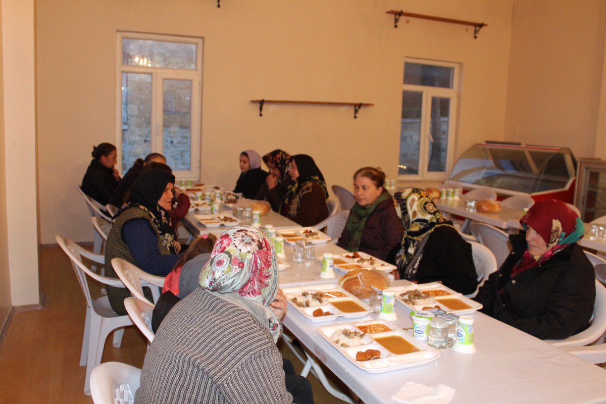 erdalsanli26's tweet photo. Bu gün iftar soframızı Han Tarihi Yazılıkaya mahallemizde kurduk,Ekmeğimizi,Aşımızı hemşehrilerimizle paylaştık.İftar soframızda sevgiyle,dayanışma içinde hep birlikte yan yana,can canayız.#Yazılıkaya #Midascity #Hanbelediyesi https://t.co/D0fJLjHcTn