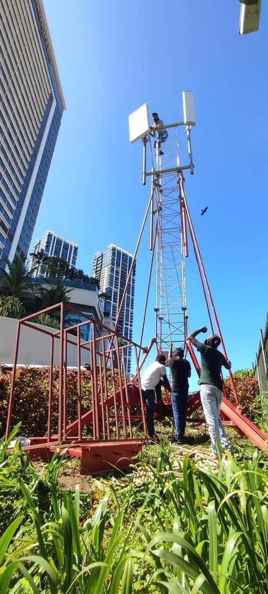 kemila_d's tweet photo. I have a doubt on this #dialog4G signal tower🗼at #GotaGoGama⛺️. How did they attached it this kind of a public area &amp; why they couldn’t supply it during the #COVID19 period in so many difficult areas in #SriLanka. #GoHomeGota #GoHomeRajapaksas #GiveUsOurStolenMoneyBack https://t.co/hq6cNAbC0z