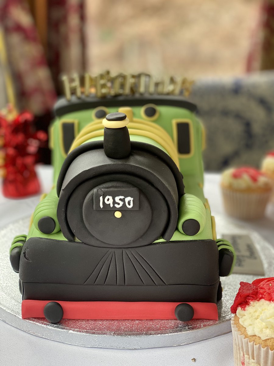 jarvisa25's tweet photo. Birthday cake for Dad was awesome and cup cakes from Ems cakes 🎂 @dt_lloyd @jarvisgw3 🚂🚂🚂🚂 https://t.co/gbEKNjSmb8