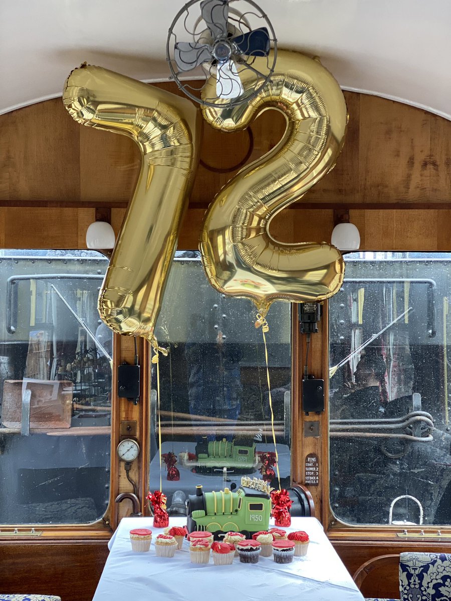 jarvisa25's tweet photo. Birthday cake for Dad was awesome and cup cakes from Ems cakes 🎂 @dt_lloyd @jarvisgw3 🚂🚂🚂🚂 https://t.co/gbEKNjSmb8