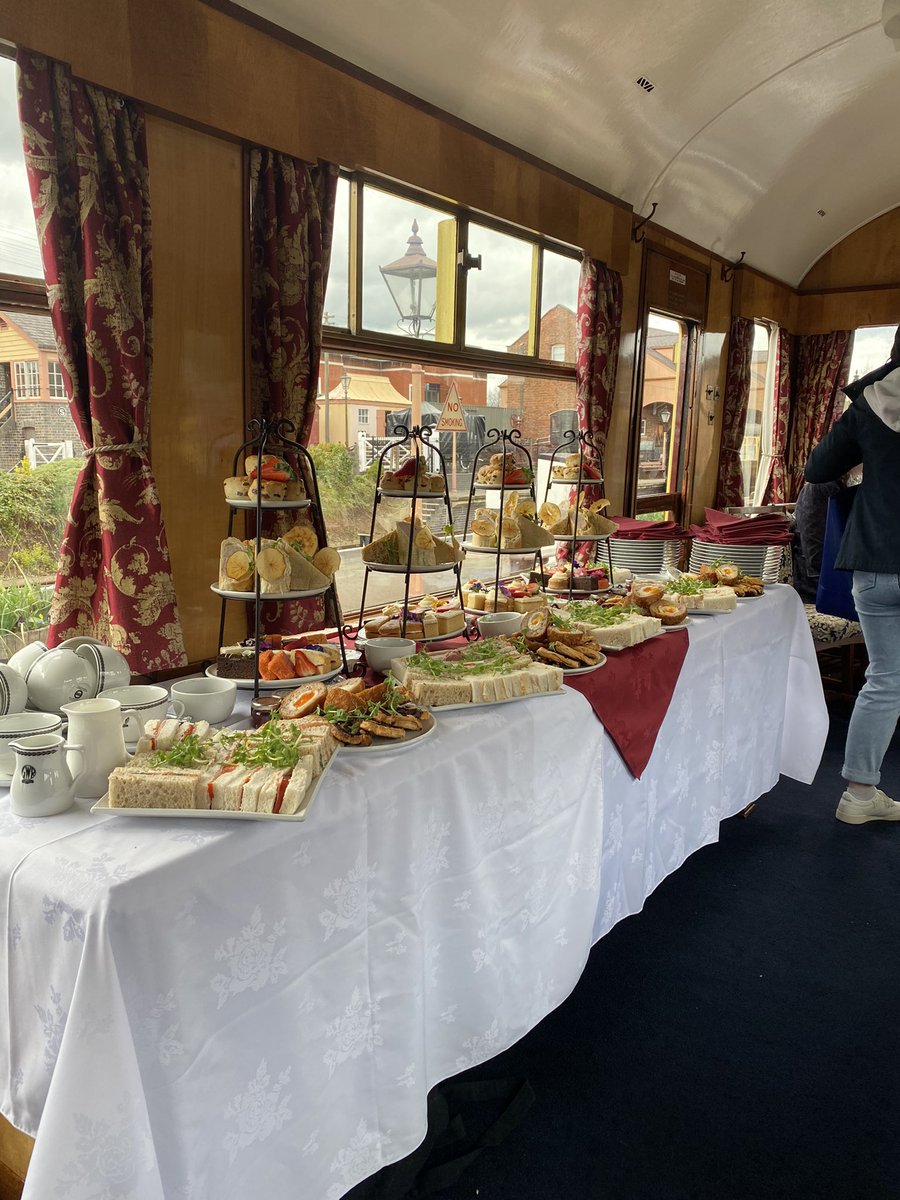 jarvisa25's tweet photo. Birthday cake for Dad was awesome and cup cakes from Ems cakes 🎂 @dt_lloyd @jarvisgw3 🚂🚂🚂🚂 https://t.co/gbEKNjSmb8