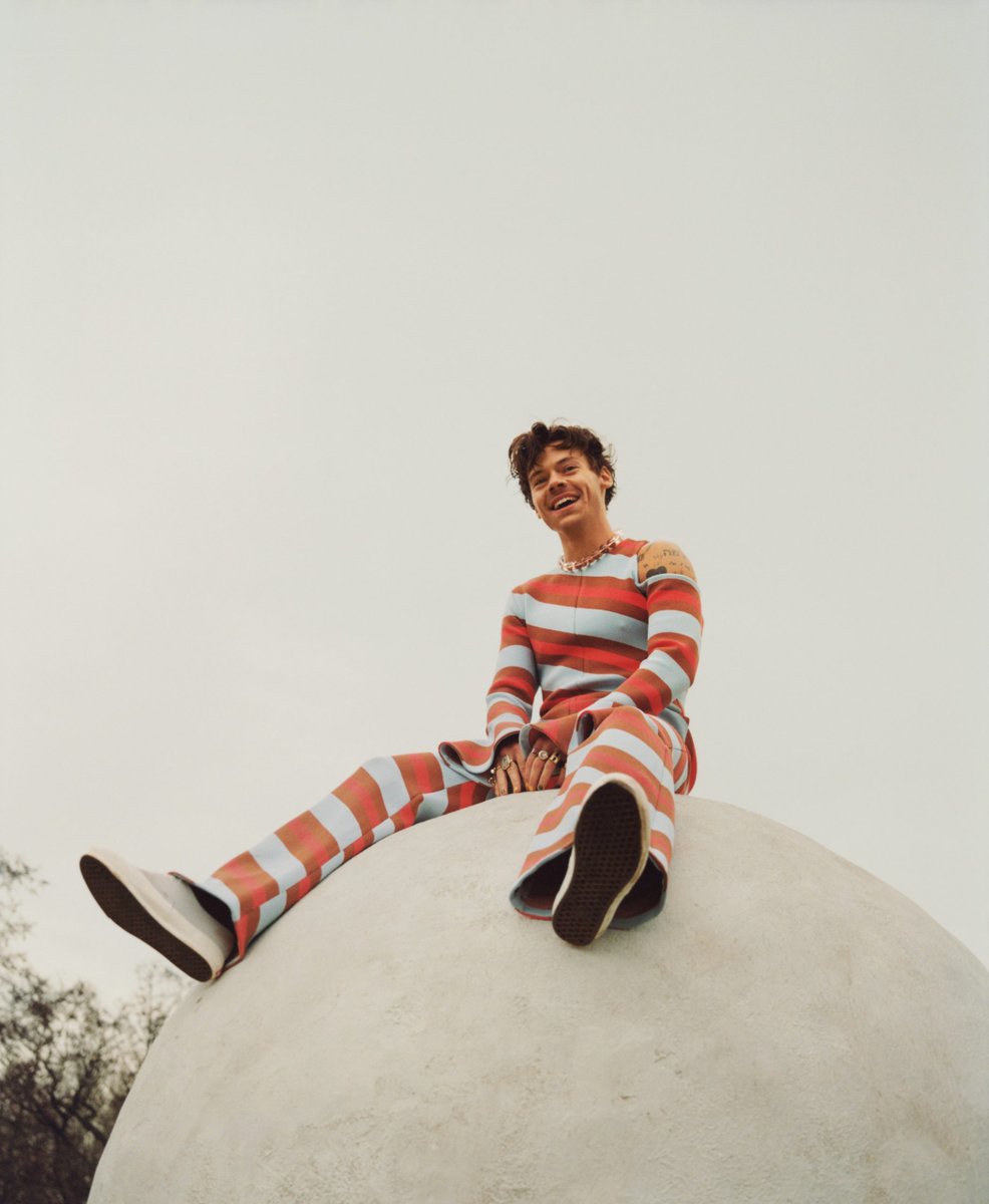 hsdaily's tweet image. ‘Fine Line walked so Harry’s House could run. All the work that he and the team has done with the previous album is translating now. [...] [As It Was] and, yes, the entire album –is that good. It will be on repeat.’ – Manos Xanthogeorgis for @billboard