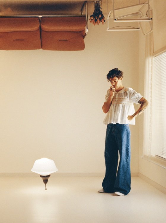 hsdaily's tweet image. ‘Fine Line walked so Harry’s House could run. All the work that he and the team has done with the previous album is translating now. [...] [As It Was] and, yes, the entire album –is that good. It will be on repeat.’ – Manos Xanthogeorgis for @billboard