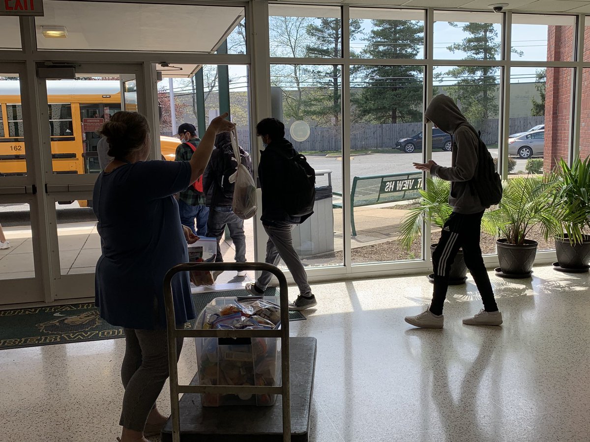 MsMEErtel's tweet image. One of my favorite parts of working at @MountainViewHi2 is the distribution of food bags filled with yummy goodness from @FoodForNeighbor. I love that we end of week by taking care of our family #familyloverespect #WeDoAtMountainView @Region4FCPS @fcpsnews