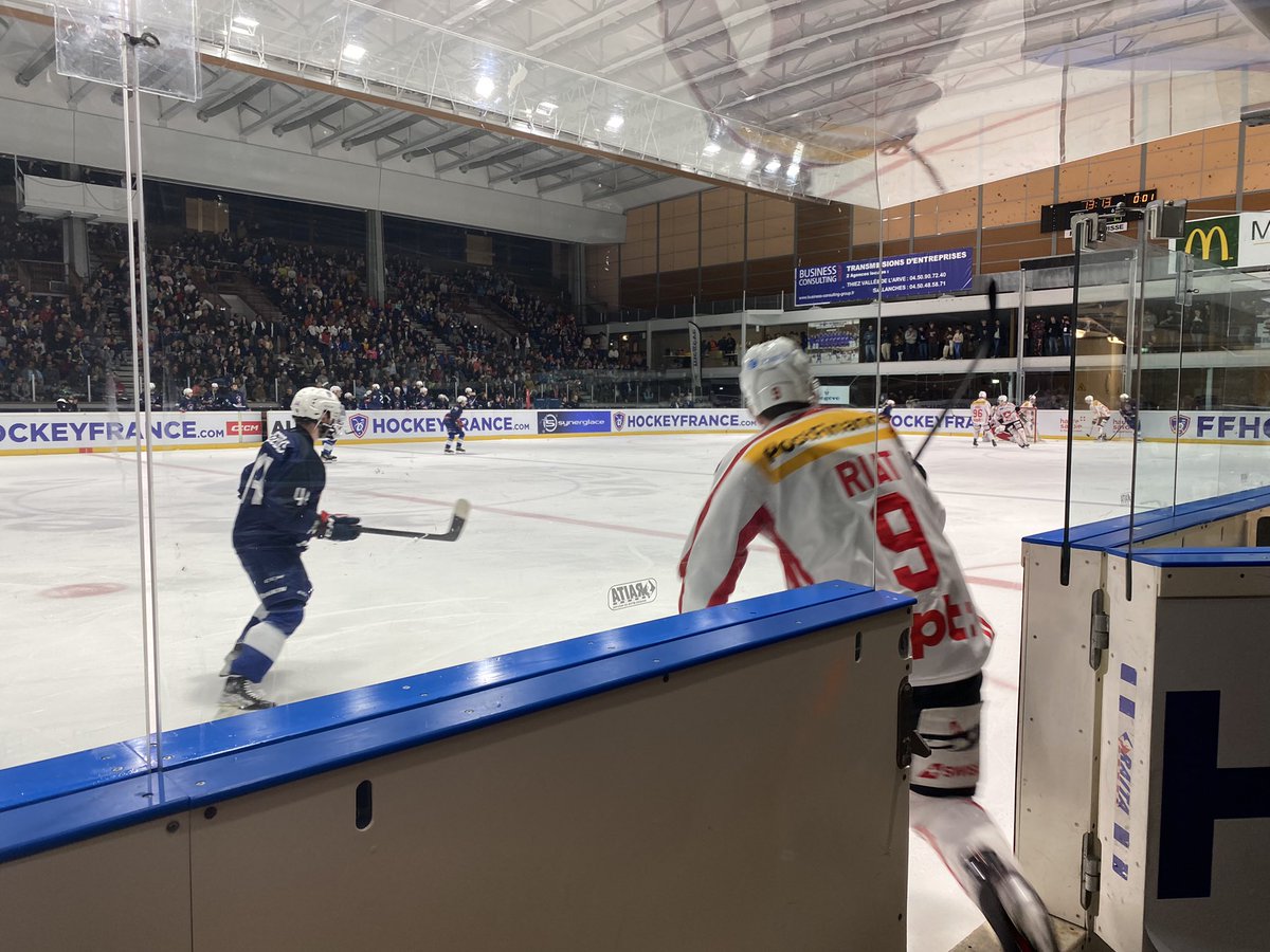 Hockey_FRA's tweet photo. Damien Riat est de nouveau sur la glace, sans que les Bleus ne soient parvenus à se créer de véritables occasions #FRASIL https://t.co/KITKpPGd1H