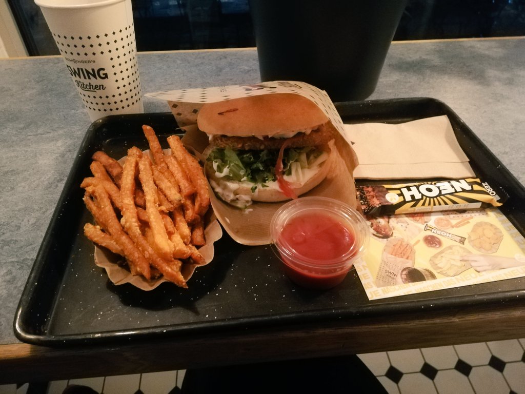 achtung_johanna's tweet photo. Der beste Moment im ganzen Arbeitstag ist das Essen danach 😍🍔🍟 #veganfood #swingkitchen https://t.co/yordd246fT