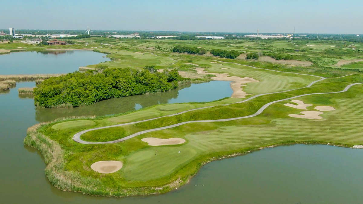 HarborsideGolf's tweet photo. A beautiful shot of the green on hole #16 and tee box of hole #17 on the port course. Both holes are surrounded by some water. Are you ready for the challenge?

#KemperSports #harborsideinternational #golfchicago #golfcoursechicago #portcourse https://t.co/lo3p1mpkNA