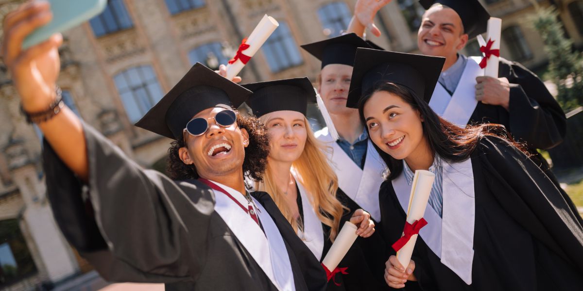 ProImageHI's tweet photo. How You Can Commemorate a Child's Graduation https://t.co/rVe8WKtfO5 https://t.co/KNcNt3E3np
