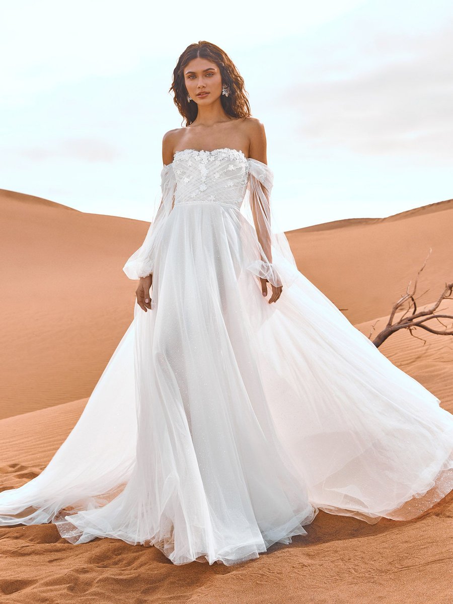 DANXIA 🌟

Danxia is a romantic tulle a-line dress with a subtle sweetheart neckline. The dress comes with detachable off the shoulder straps and sleeves. The bodice has delicate pleating and floral beading, and the skirt is finished off with shimmering glitter tulle. 

Book yo