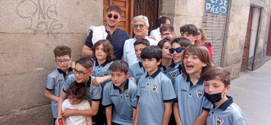 BarakaldoCF's tweet photo. 📸 Nuestros Alevines 2012 y 2010 han disfrutado de una nueva jornada de la Madrid International Cup con la compañía incluso de Pepe Domingo Castaño. 

#BRKHarrobia #GoazenBaraka https://t.co/tXvsqgzjC0
