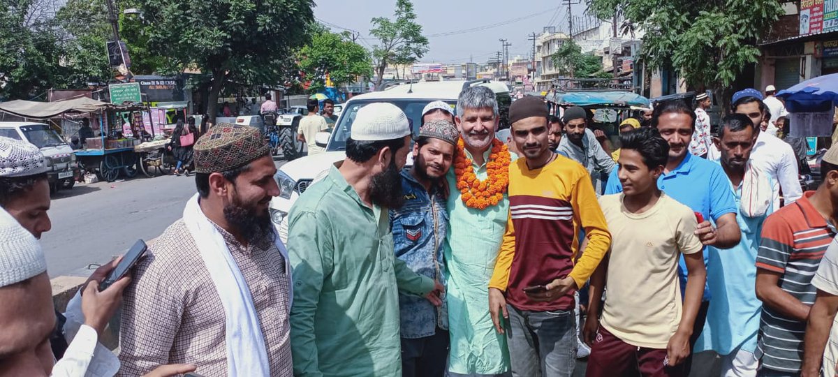 MohdShadabRaj13's tweet photo. प्रसन्न के दाए तरफ खडा युवक  ऐसा लग रहा है जैसे कोई अपने पितातुल्य बडे भाई के साथ खडा हो। #Rld #bhai_chara
@RajeevRld @jayantrld @rld_shamli @pkjawla11 https://t.co/BEzPTxQoRm