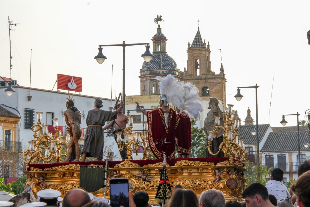 El 'portaviones' de #Utrera, @VeraCruz_Utrera.
El paso que fue de @EspDeTriana y el único misterio de Lastrucci (creo) que mantiene los ropajes originales.
#SSanta22