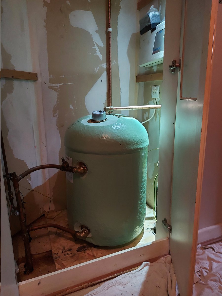 Cylinder replacement due to leak.. Was about 25 years old so wasn't bad.

#plumber #leak #dublin