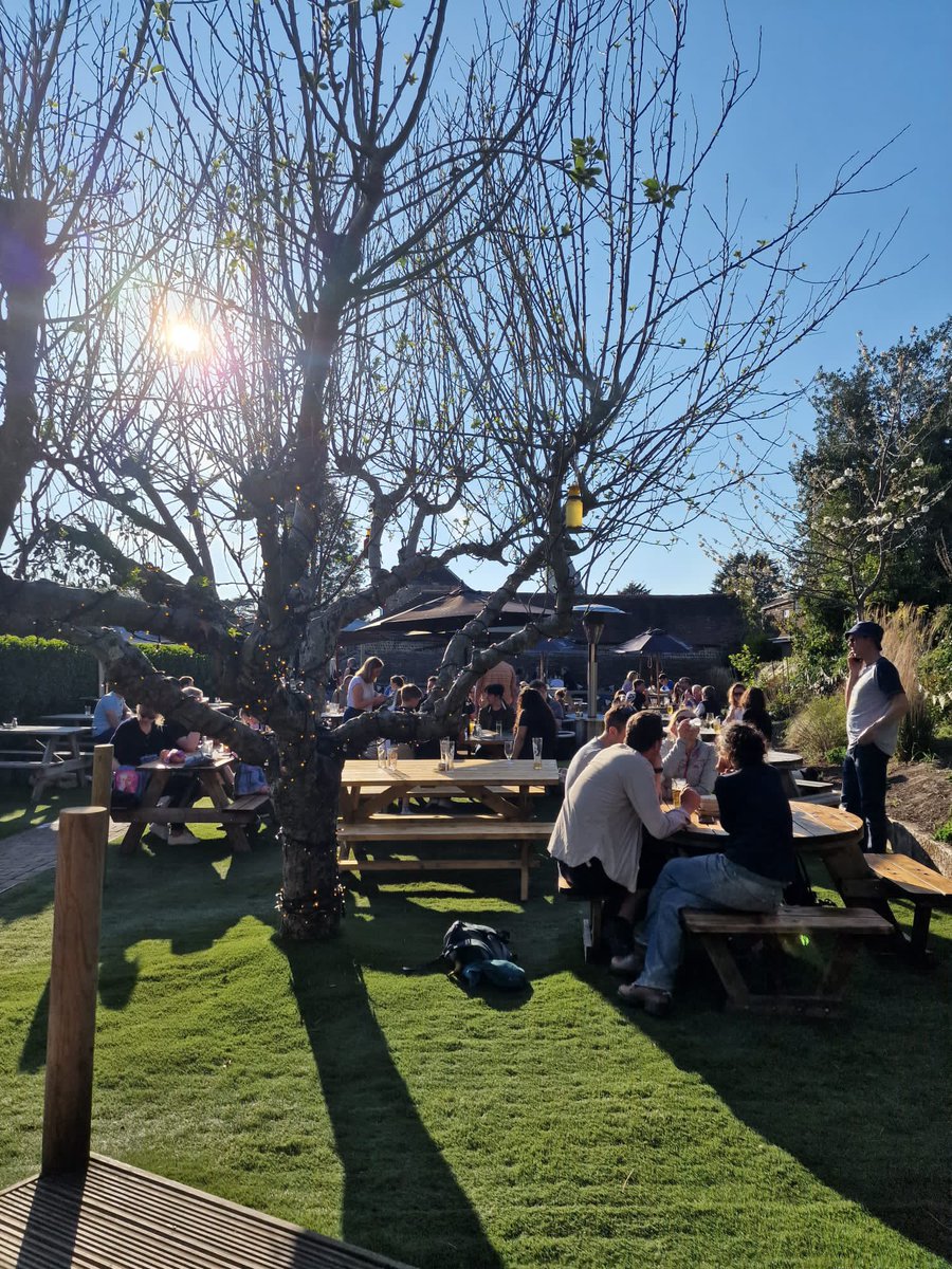 ditchlingbull's tweet image. What a CRACKING day it’s been in our sun trap garden! 🌞🥂🍾 #SpringTime #GreatBritishWeather @YoungsPubs