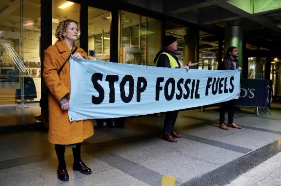 ogarotoazul's tweet photo. Enquanto todos preferem falar sobre traição do Asap Rocky, gravidez de Rihanna, Coachella.. cientistas estão sendo presos por protestar alertando a população sobre os 4-5 anos que nos restam! 😓 #LetTheEarthBreath #stopusingfossilfuels #cientistprotest
#SaveTheEarthSaveOurLife https://t.co/KX0uT6HdV6