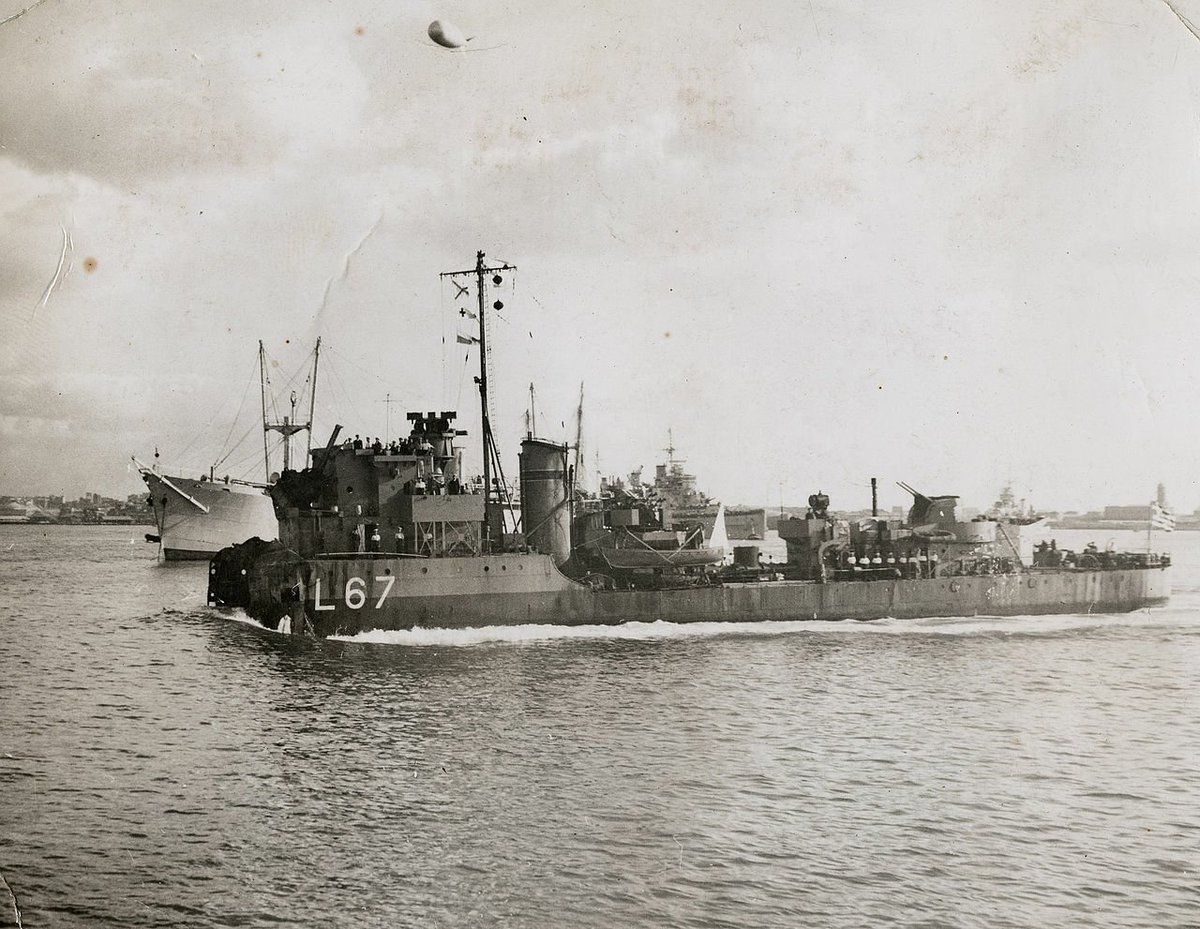 Badwolf90501945's tweet photo. This is how it's done, #hellenicnavy on WWII, destroyer L67 "Adrias" #Moscva https://t.co/49XCqrDccM