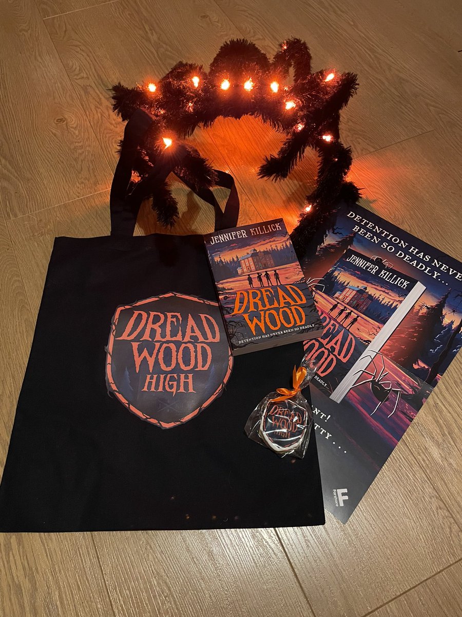 UK giveaway! To be in with a chance of winning a signed copy of Dread Wood, a poster, a cookie and a Dread Wood tote bag 👀, please reply to this tweet and tell me something you’re terrified of. Winner will be chosen on Tuesday 19th April. 🕷