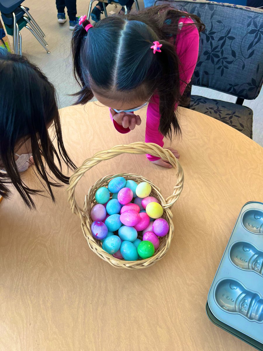 MsSpicerteaches's tweet photo. We’ve had an eventful April so far. Students had so much fun decorating eggs for Easter. Wouldn’t have been possible without a few parent volunteers! It’s been so nice to have parents in the school and involved in the class again. 🐣🐇 https://t.co/hmsTGERarS