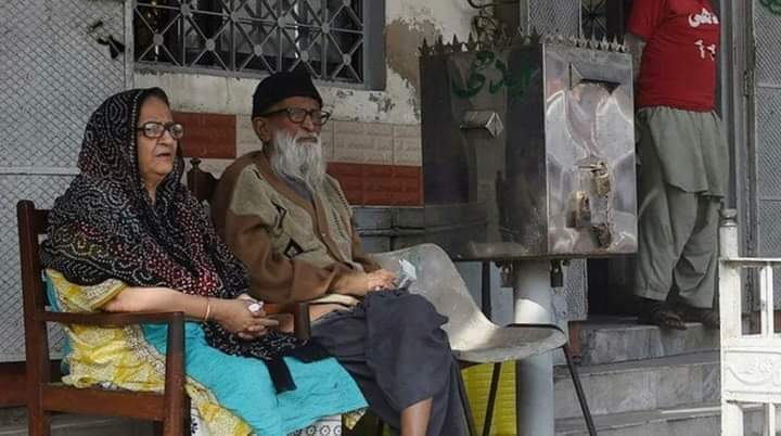 Syed15555's tweet photo. اک عہد تھا جو تمام ہوا
Mother to so many orphans, a sister to many grieving hearts; the kindest face of humanity.#BilquisEdhi had always been shoulder to shoulder with Abdul Sattar Edhi in his philanthropic efforts &amp; continued his mission even after him, May Allah bless her https://t.co/j0UnWiZEOj