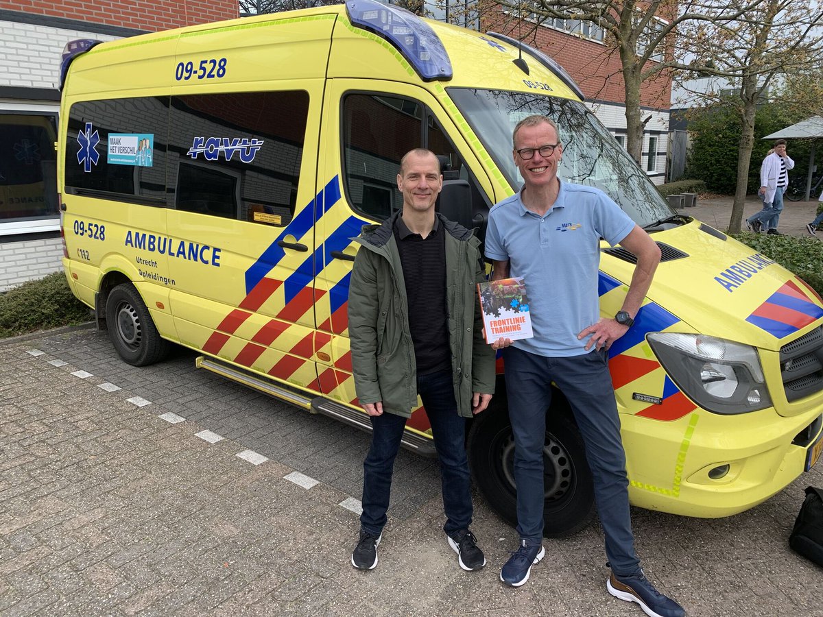 Uitreiken van mijn boek aan Ruben die mij alles leerde over de acute zorg. Ruben schreef een bijdrage aan het boek. Samen ontwikkelden we de tweedaagse ambulance training presteren onder druk. Vgl week alweer een editie op kazerne vught.