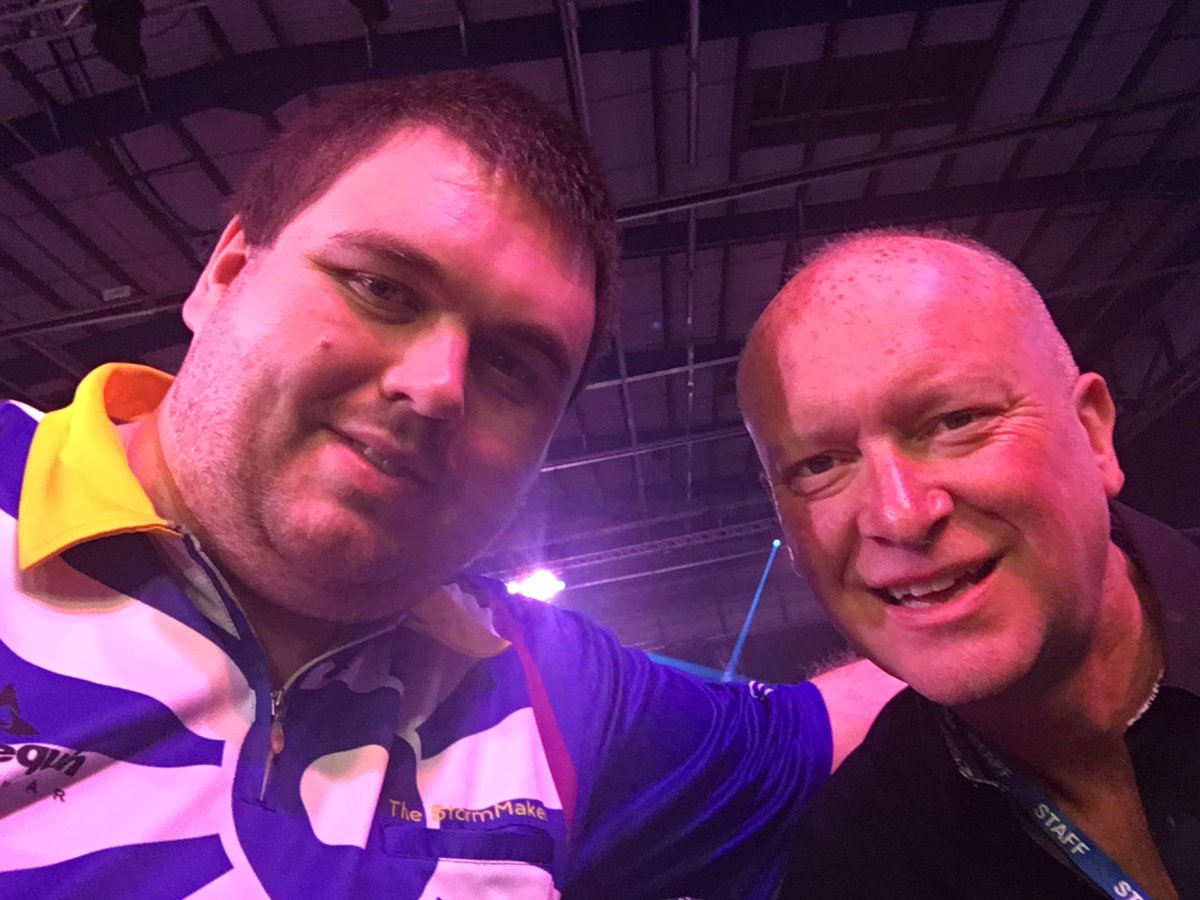 JRTerrier24's tweet photo. So sad to hear of the passing of @nigelpearson, always loved hearing his voice during @SkySportsDarts commentaries, and glad to meet him at the Grand Slam in 2019. #RIPNigelPearson 😥😥😥🎯🎯🎯🎤🎤🎤 https://t.co/bbHgjIh8fb