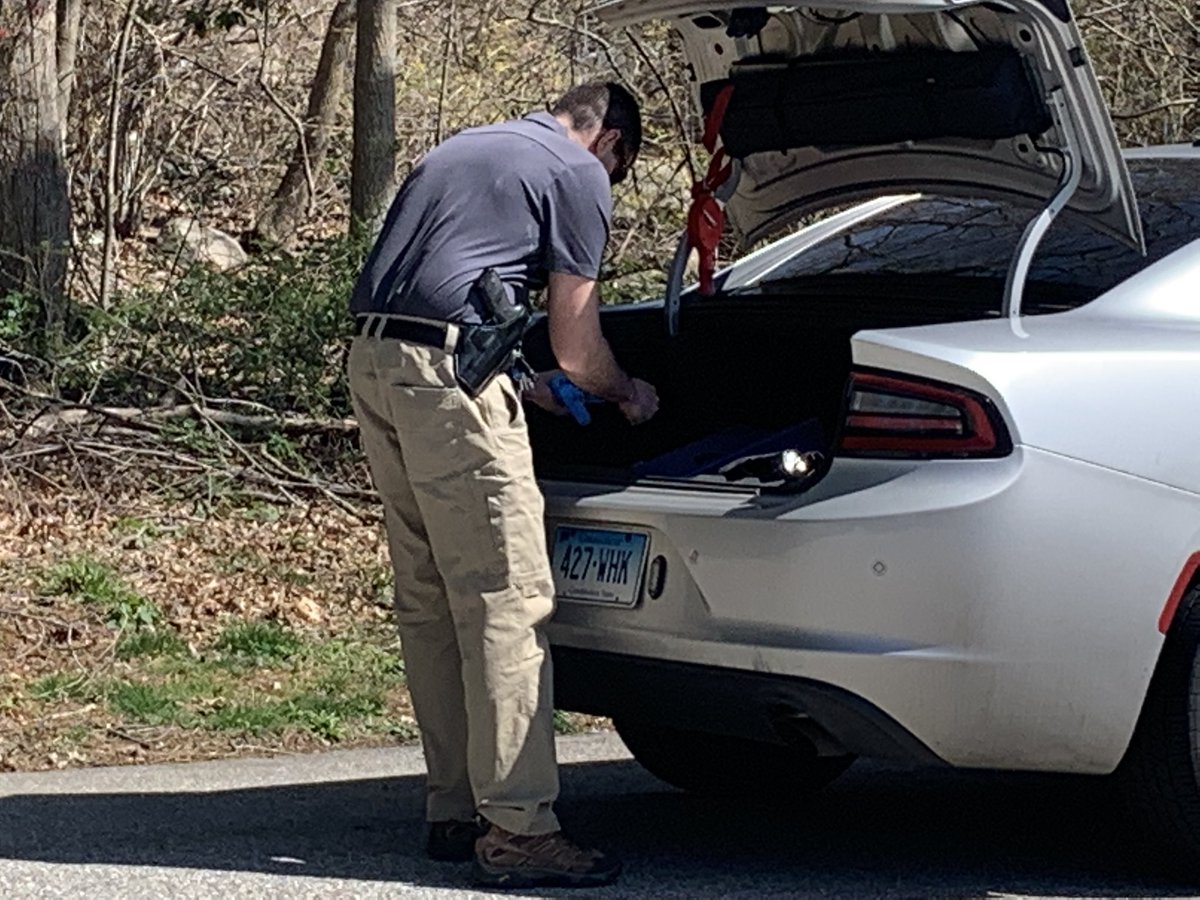 tinadetelj's tweet image. State police are investigating a possible home invasion involving a fake Amazon driver in #Killingly.