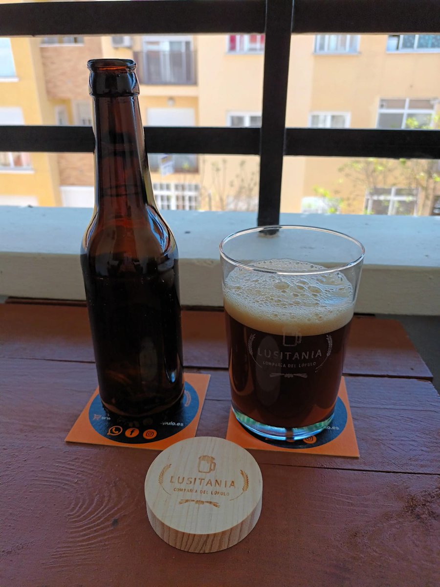 Metallisak's tweet photo. Nuestra primera birra 🍺.
Hay que pulirla y corregir errores, pero está bien rica. Una Brown Ale clásica inglesa de toda la vida.
LUSITANIA IN SÓTANO ✅
#LusitaniaCompañíaDelLúpulo
#LaCompañíaDelLúpuloGypsyBrewers
#HomeBrewers #GypsyBrewers #PrimeraBirra #BrownAle https://t.co/3q6hNiFQjt