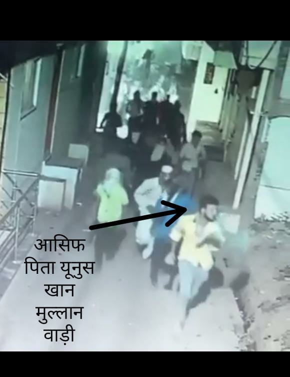 One of the accused of #Khargone riots caught red handed on cctv is the main volunteer of and very close to Congress MLA of the same city.

#Justice_for_Khargone_Hindu #खरगोन_का_हिन्दू_माँगे_न्याय