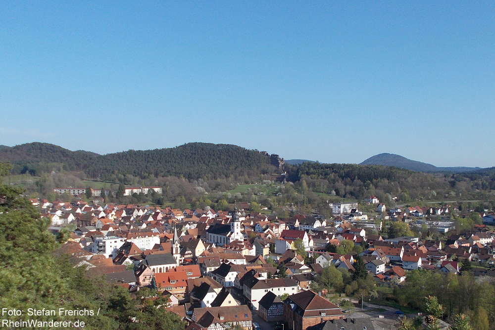 RheinWanderer's tweet photo. #Wandern im #Pfälzerwald: 🌤 Heute an #Ostern machen wir unsere zweite #Wanderung 🚶‍♀️🚶‍♂️ auf dem Pfälzer #Waldpfad – jetzt von #Dahn (Foto) über das #Winterkirchel und die #Queich-Quelle nach #Hauenstein. 😃 Mehr Fotos + Infos bald hier: https://t.co/0dgV4Ob6xx #Pfalz #RLPerleben https://t.co/xJQJVIRouv