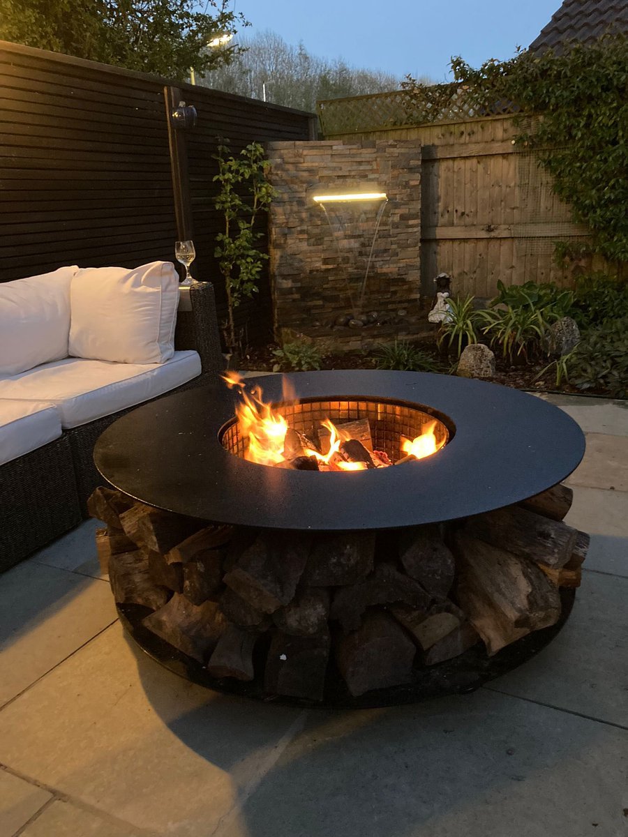 Perfect evening to sit by the Deluxe Log Fire Pit for the first time this year🔥🍷#deluxelogfirepit #easter