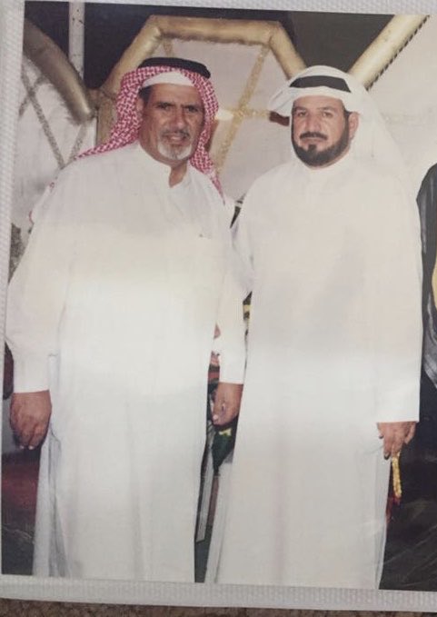 من اليمين علي بن مذكر المغيليث العازمي واللي يسار والدي مبارك ابن معين العازمي رحمه الله  الصورة في عام 2003 شهر 10