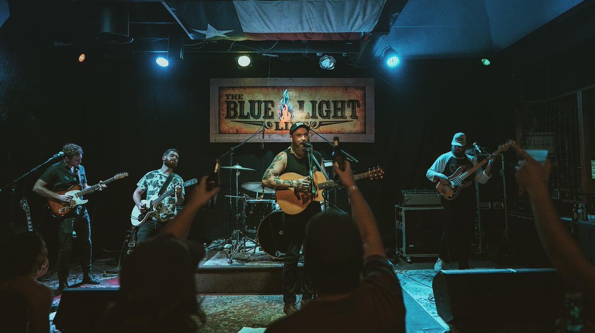 Tonight <a href="/RedwoodRonnie/">Ronnie and The Redwoods</a> with @_OneManBandito kicking things off 

GIDDYUP