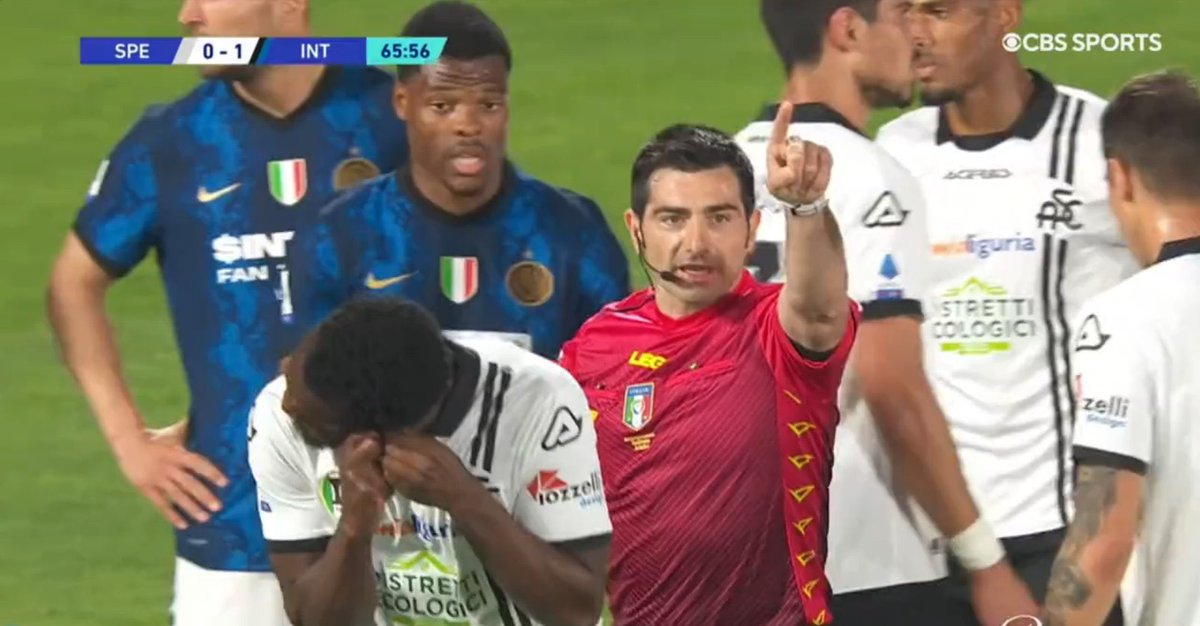 DynamitSports's tweet photo. La scène lunaire 🤣 …

Joueur du club de Spezia, Nzola fait son entrée en jeu à la 60ème face à l’Inter mais avec une boucle d’oreille. L’arbitre lui demande alors d'aller la retirer. 

N’y arrivant pas, il se fait remplacer aussitôt à la 70ème. 😭 

#SPEINT #SerieA https://t.co/aVz43mT91E