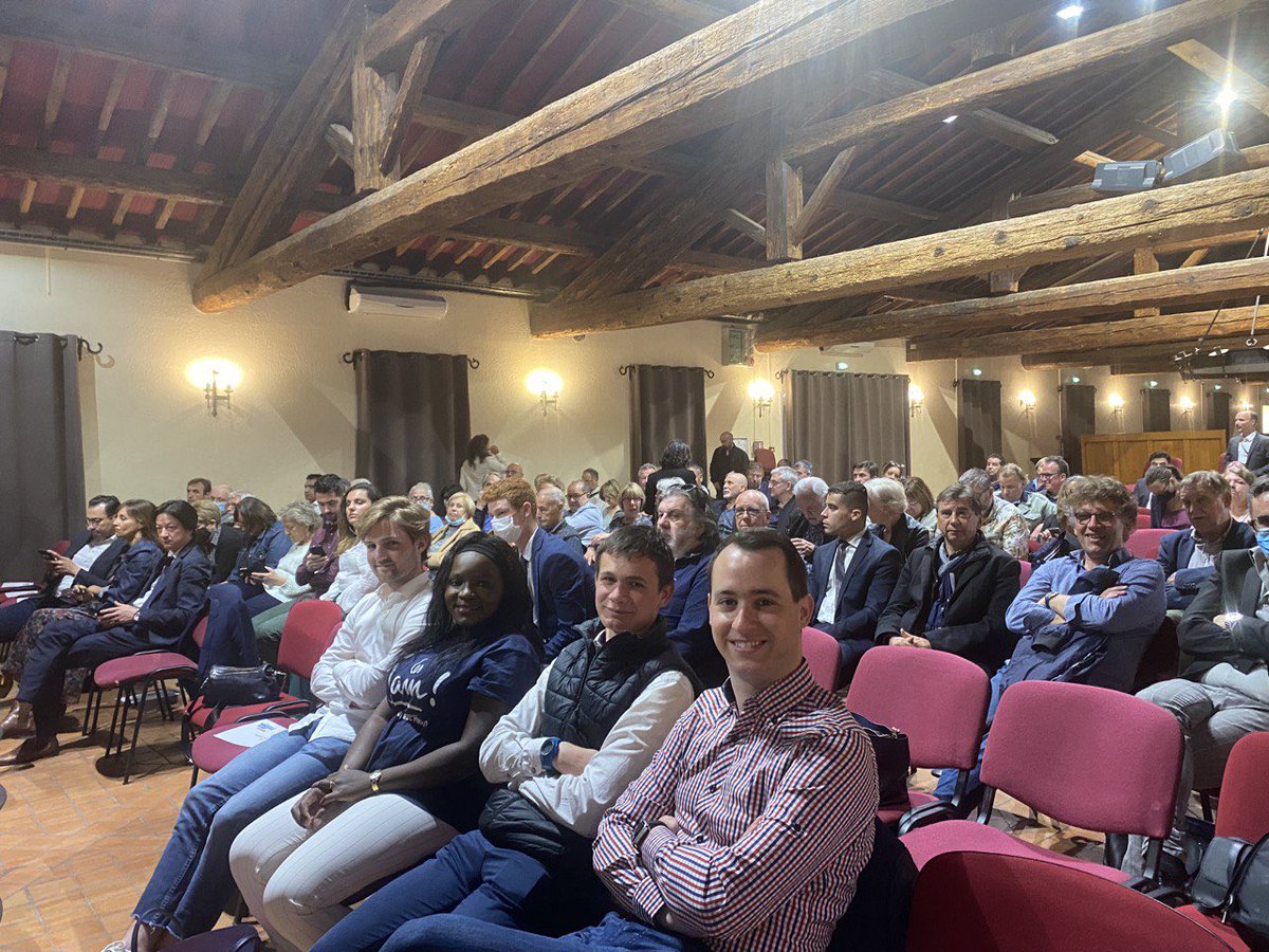 jeunesmacron34's tweet photo. 🗣Hier les #Jam34 étaient présents au meeting de @steph_sejourne et @olivierdussopt à lattes 💪
À quelques jours du #secondtour nous avons échangé avec eux sur le bilan du quinquennat de @emmanuelmacron et sur l’🇪🇺 https://t.co/kI16lkkv8B