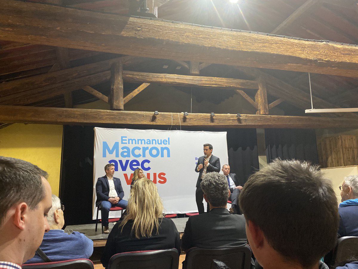 jeunesmacron34's tweet photo. 🗣Hier les #Jam34 étaient présents au meeting de @steph_sejourne et @olivierdussopt à lattes 💪
À quelques jours du #secondtour nous avons échangé avec eux sur le bilan du quinquennat de @emmanuelmacron et sur l’🇪🇺 https://t.co/kI16lkkv8B