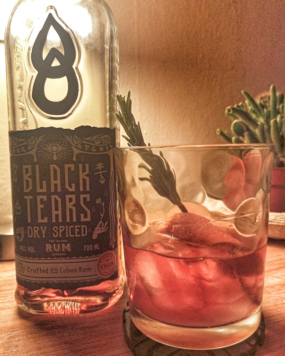 Claire_P_Scott's tweet photo. Smoked rosemary old fashioned with Black Tears Cuban Spiced Rum
#blacktearscubanspiced #blacktearsrum #rumoldfashioned #garnishgame #garnish #smokedrosemarycocktail #fridaynightcocktails #cocktail #mixologist #mixology #homemixologist #rum #rumlife #loverum https://t.co/Q2GUdUuGWH