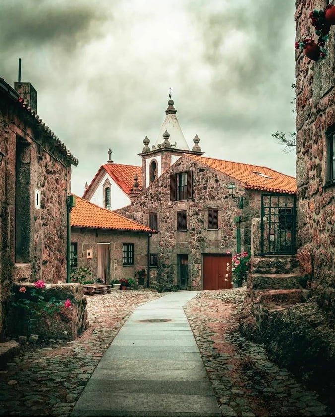 AHistoricasPT's tweet photo. Uma aldeia tirada de um conto de fadas. ✨ A #AldeiaHistórica de #LinharesdaBeira. 💛
📸 @mark.dphotos #AldeiasHistóricas #AldeiasHistóricasdePortugal #Portugal #viagem #escapadela https://t.co/1Fzn12Nkvd