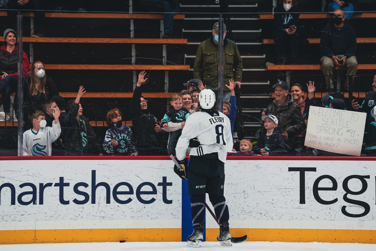 SeattleKraken's tweet photo. we LOVE our fans! 💙 https://t.co/spSF4JR5Uq