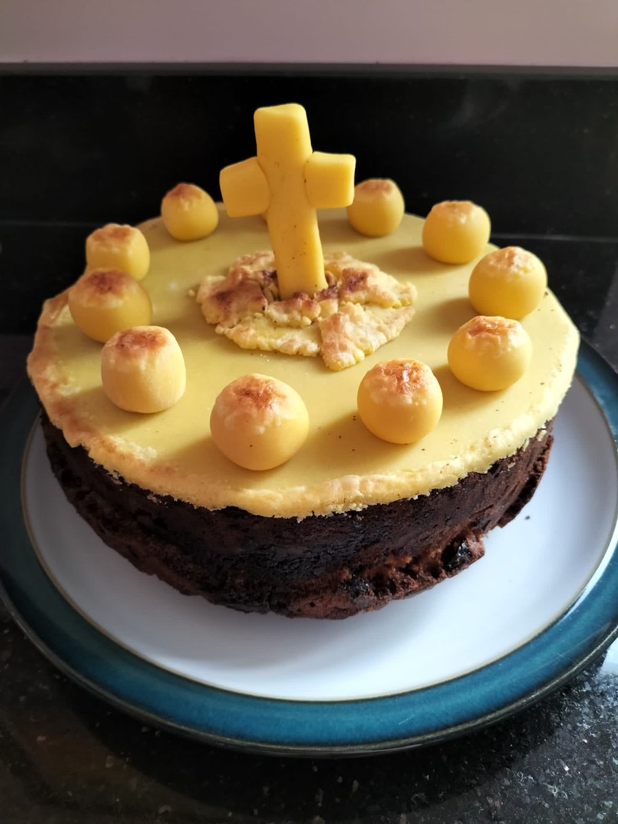 EmptyMin's tweet photo. #365photos #105 #PictureOfTheDay #GoodFriday #homemade (not by me) #simnel #cake https://t.co/EF0zrtvFS0