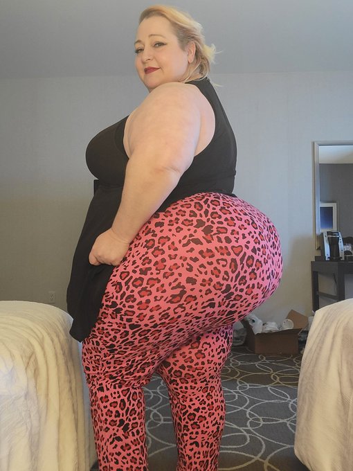My pink leopard pants and I are ready for the road! Austin, here I come! Then Ohio with Amazon Amanda<a href="/tag/breakfastofchampions"class="tags"><span>#breakfastofchampions</span></a><a href="/tag/facesitting"class="tags"><span>#facesitting</span></a><a href="/tag/smotherin"class="tags"><span>#smotherin</span></a>