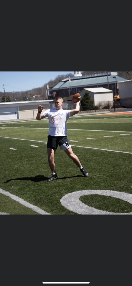 FootballIronton's tweet photo. Player Led Workouts on their own during Spring Break 👀

#WillNotBeOutworked
#Yoked💪
#BuiltByIRONton🐅 https://t.co/OuOsbDg25R